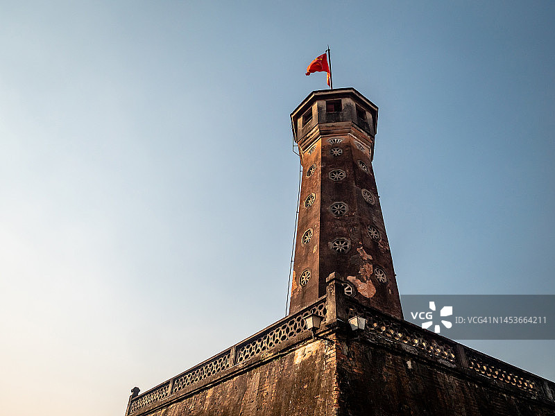 越南河内旗台：位于市中心的历史古迹，顶部飘扬着旗帜图片素材