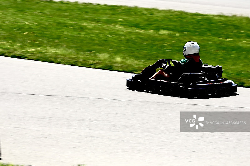 赛道上的业余卡丁车比赛图片素材