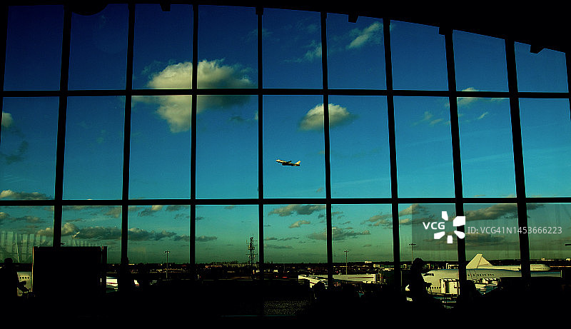 机场窗前的人物剪影图片素材