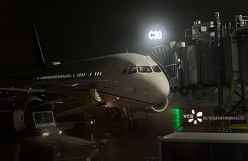 夜晚芝加哥奥黑尔机场的商用飞机图片素材