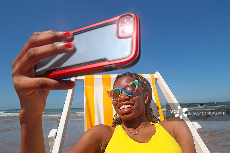 在海滩上的深色皮肤女人图片素材