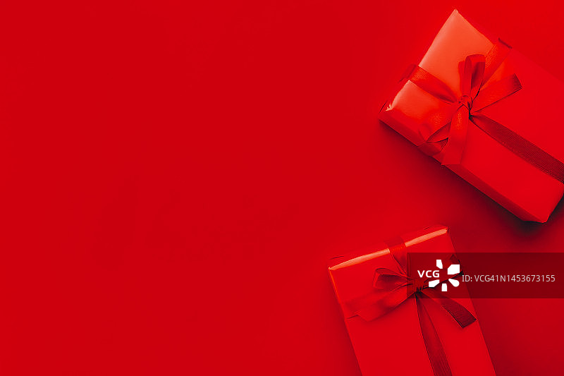 红色背景上的红色蝴蝶结礼盒图片素材
