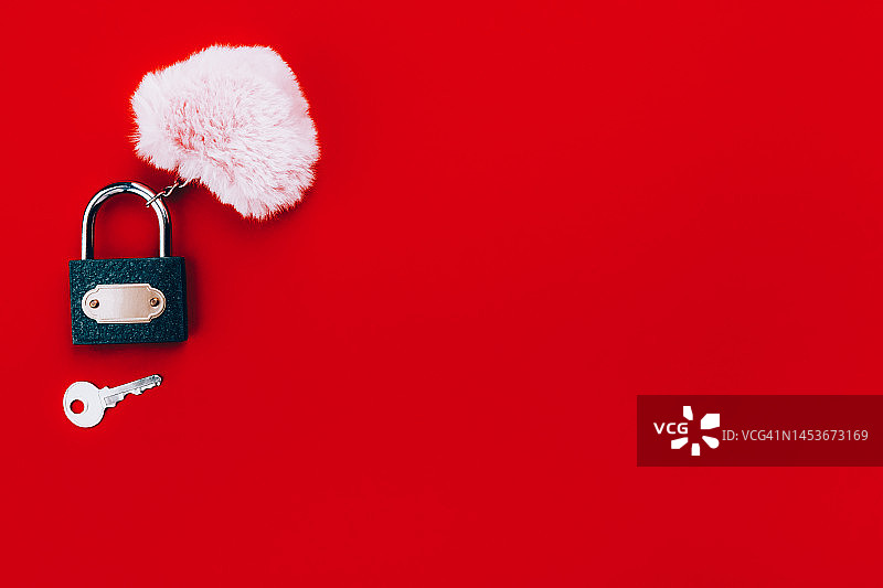 关闭的锁、钥匙和粉色爱心图片素材