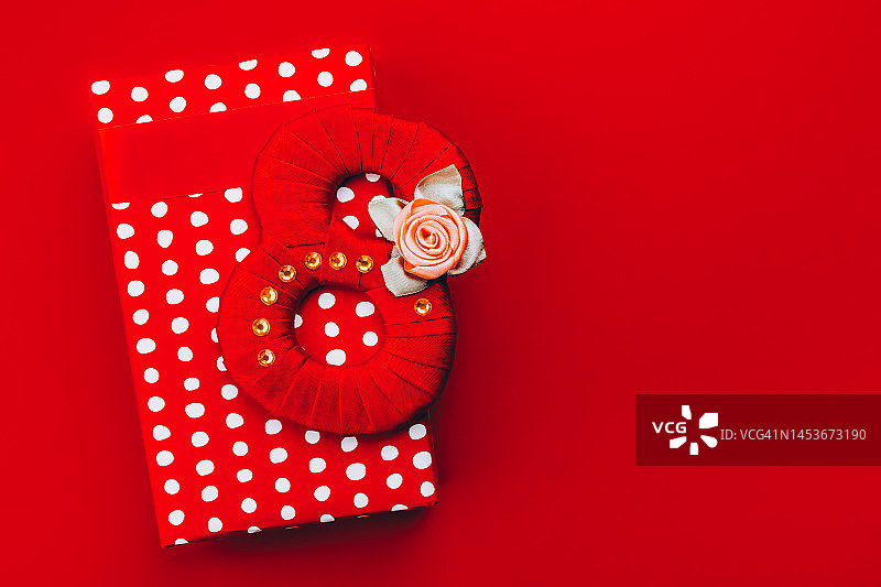 红色背景上的礼品盒和数字8图片素材