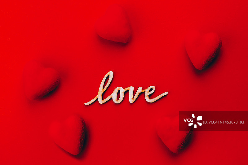 红色蓬松的爱心与“爱”字图片素材