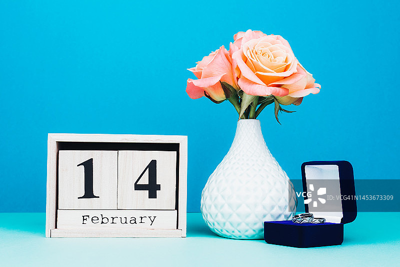 木质日历、花瓶和戒指图片素材