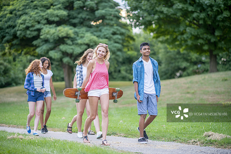 行走的青少年图片素材