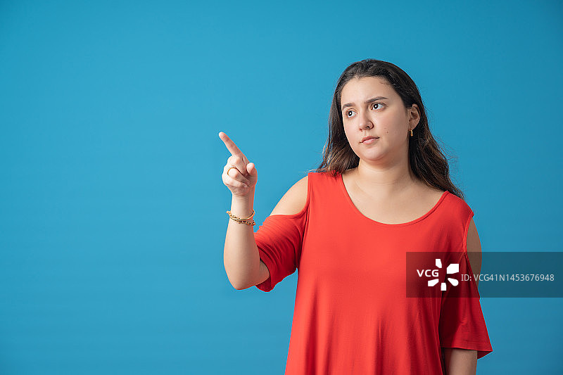 女人指向空白处图片素材