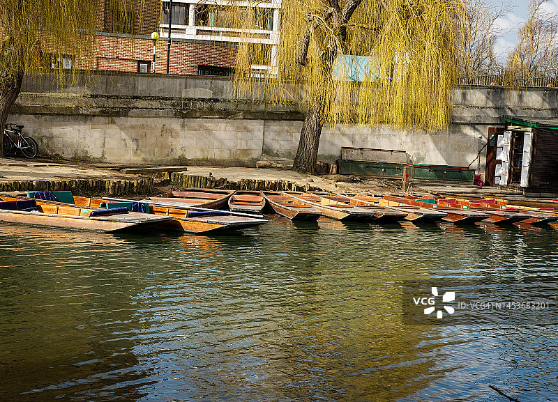 英格兰剑桥剑河上的平底船图片素材