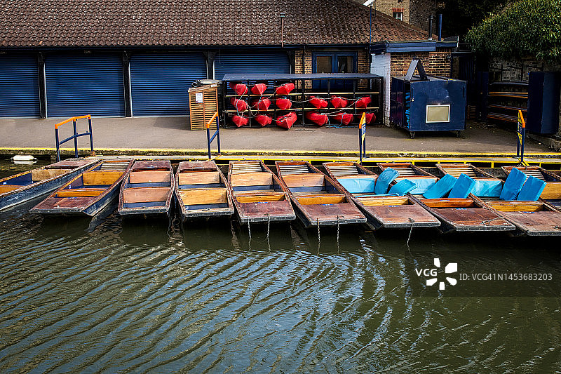 英格兰剑桥剑河上的平底船图片素材
