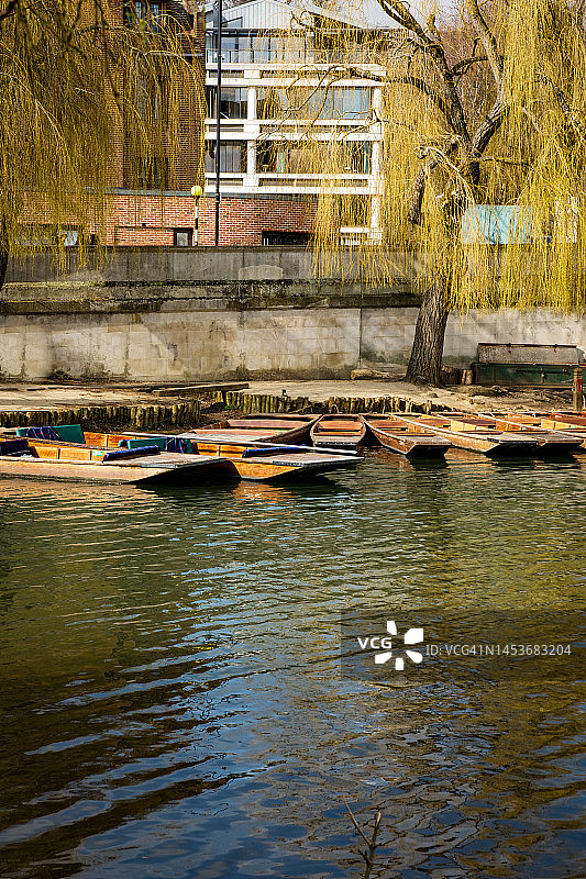 英格兰剑桥剑河上的平底船图片素材