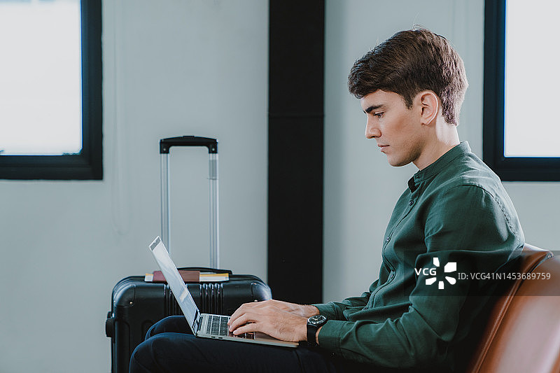 商人用笔记本电脑等待国际会议航班图片素材