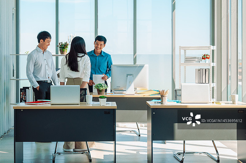 商务团队在现代办公室工作图片素材