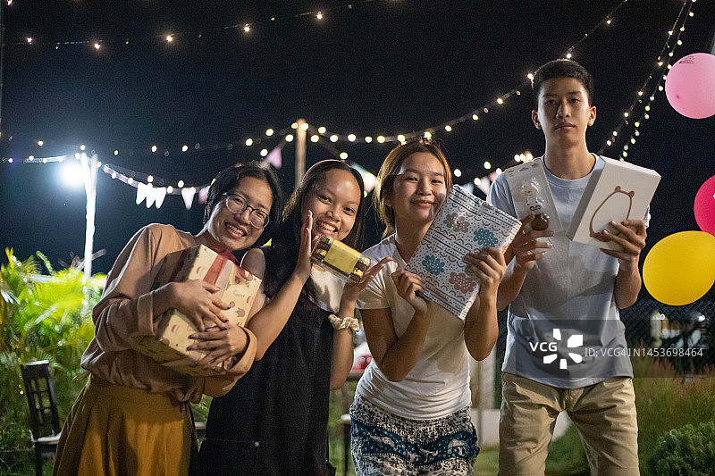 一家人在新年派对上交换礼物图片素材