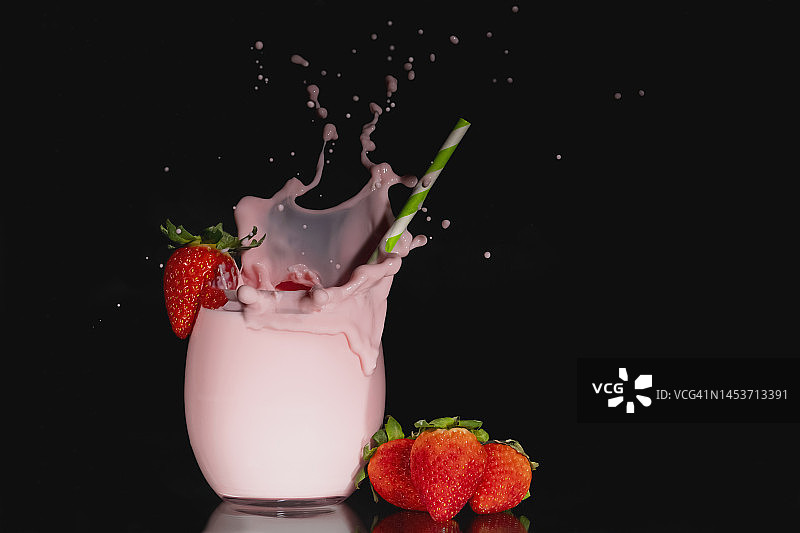 草莓奶昔的飞溅特写图片素材
