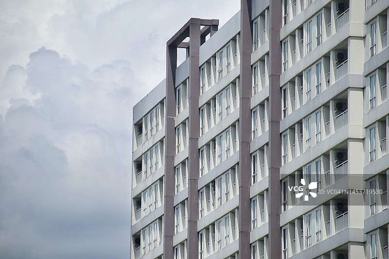 仰视角度拍摄的住宅楼与云层天空图片素材