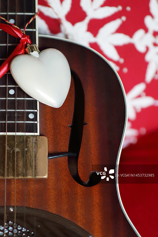 带有白色爱心的吉他图片素材