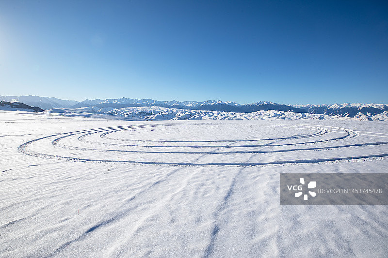 雪地上的轮胎痕迹图片素材