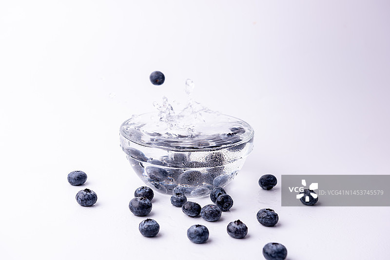 掉入水中的新鲜蓝莓图片素材