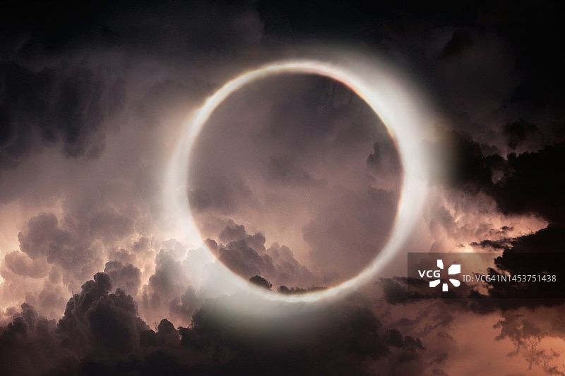 黄昏时乌云密布的天空中的光图片素材