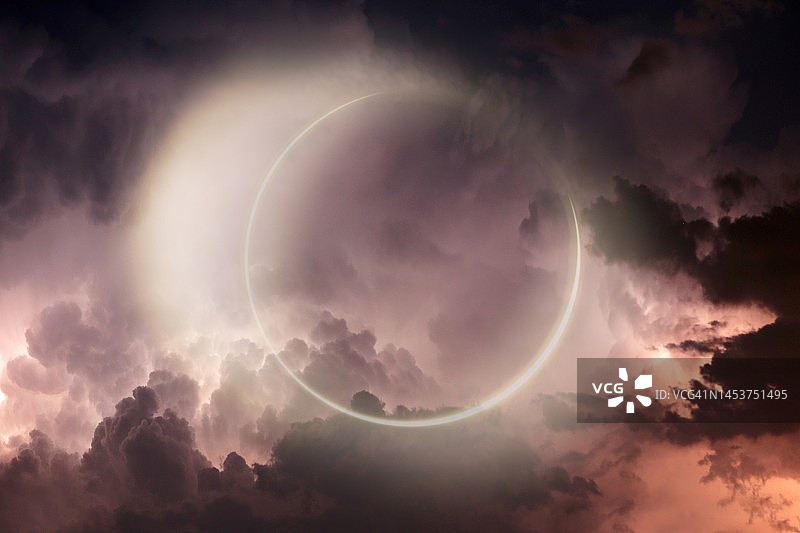 黄昏时乌云密布的天空中的光图片素材