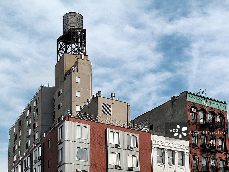 纽约曼哈顿Noho区建筑屋顶上的水塔图片素材
