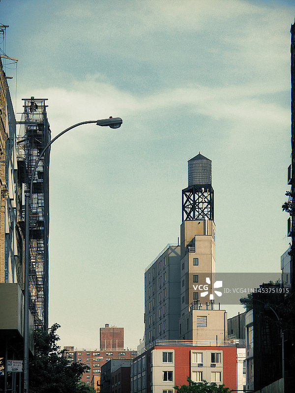 纽约曼哈顿Noho区建筑屋顶上的水塔图片素材