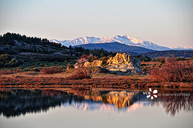 水中岩石倒影与卡尼古山背景图片素材