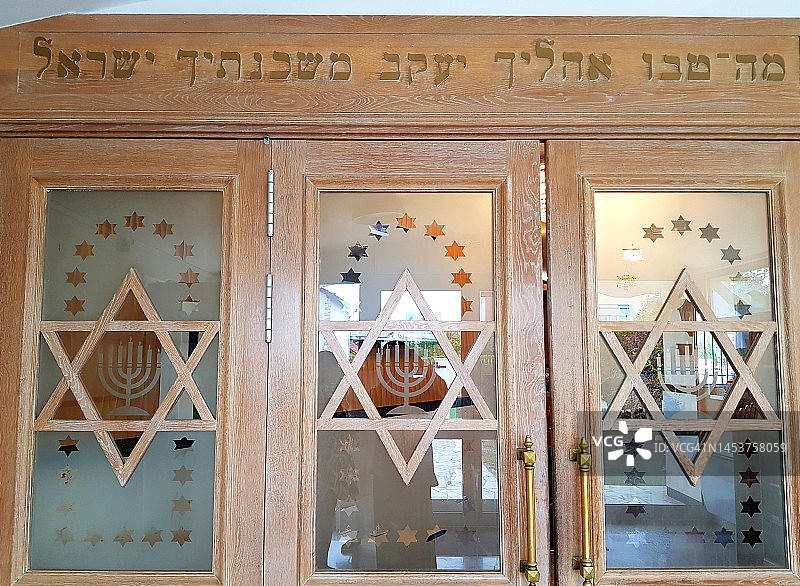 犹太教堂入口，希伯来语铭文，玻璃门上的大卫之星图片素材