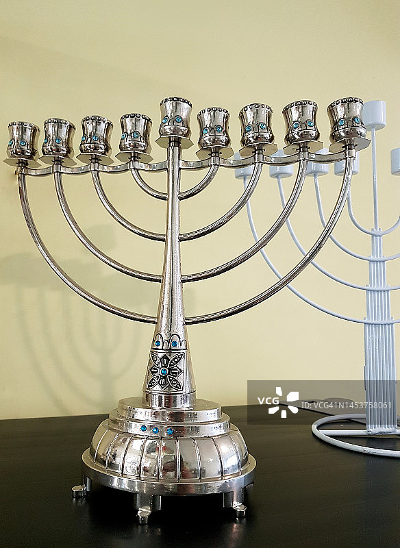 银色八分枝烛台特写图片素材