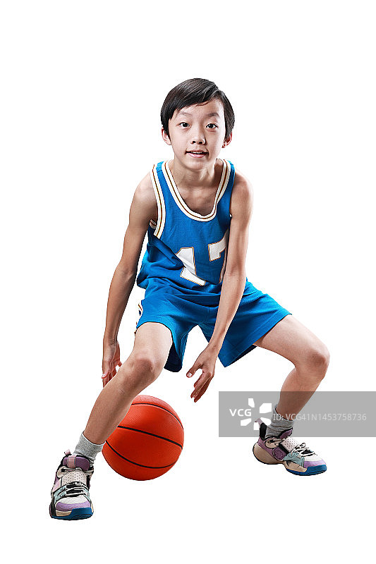 在白色背景下打篮球的男孩图片素材