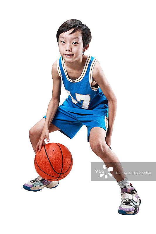 在白色背景下打篮球的男孩图片素材