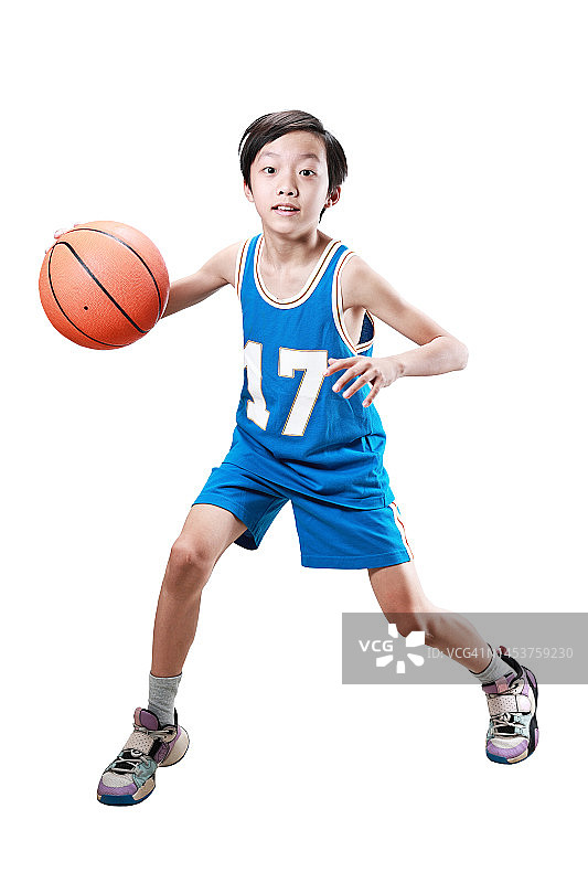 在白色背景下打篮球的男孩图片素材