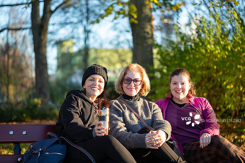 母亲和两个女儿一起快乐地摆姿势合影图片素材