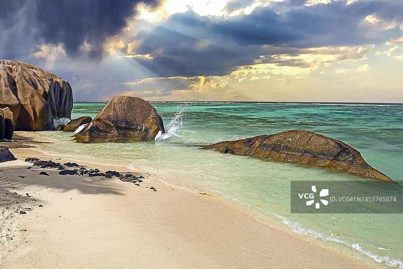 塞舌尔拉迪格岛银泉梦幻海滩花岗岩岩石和雷雨天空图片素材