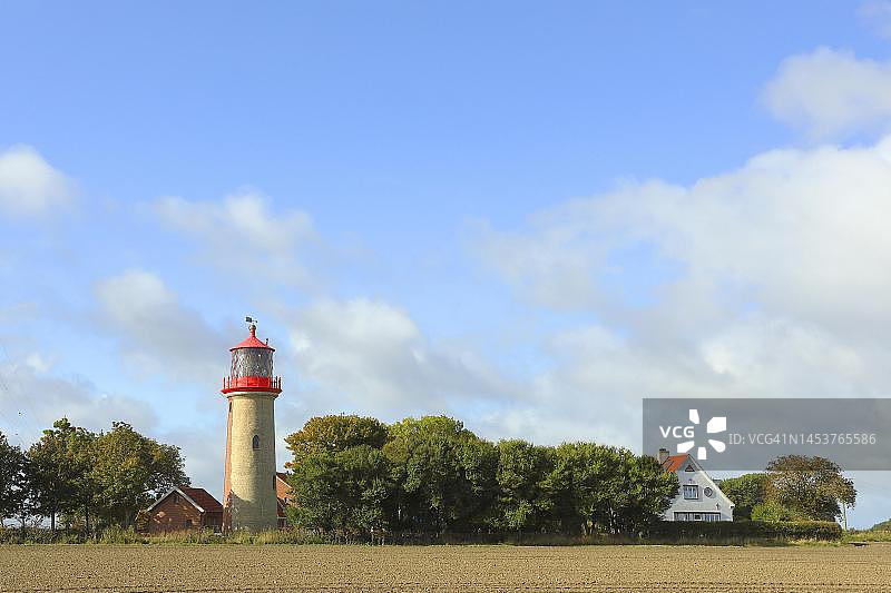 德国费马恩岛Staberhuk悬崖上的灯塔图片素材