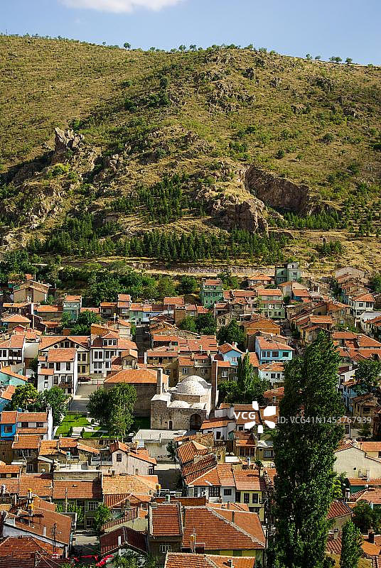 土耳其阿菲永老城区色彩鲜艳的奥斯曼房屋和清真寺图片素材