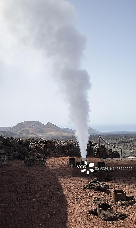 西班牙兰萨罗特岛蒂曼法亚国家公园游客中心火山热能形成的喷泉图片素材