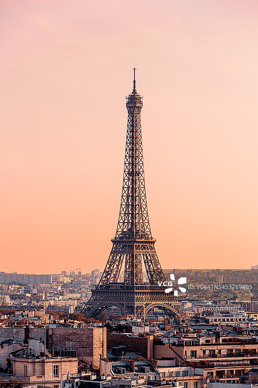巴黎日落时分的埃菲尔铁塔和城市天际线图片素材