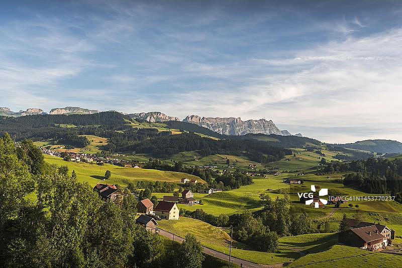 阿彭策尔地区的草地和牧场，阿尔卑斯泰因山脉和森蒂斯峰的景色，瑞士阿彭策尔-内罗登州图片素材
