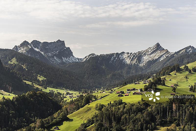 托根堡的风景：马特斯托克山和斯皮尔山，瑞士圣加仑州内斯劳图片素材