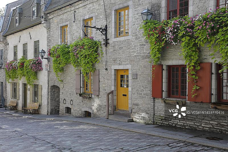 加拿大魁北克省魁北克市老城区带鲜花装饰的窗户建筑图片素材