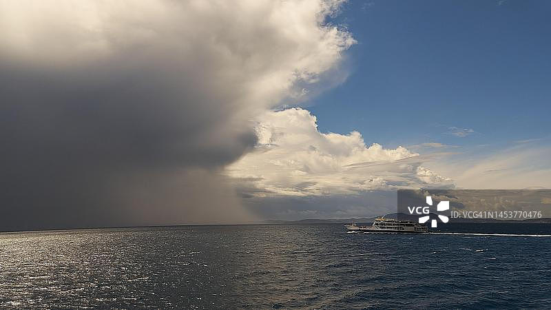 从科孚岛到伊古迈尼察的渡轮：阴雨天气和雷暴云，希腊爱奥尼亚群岛科孚岛图片素材