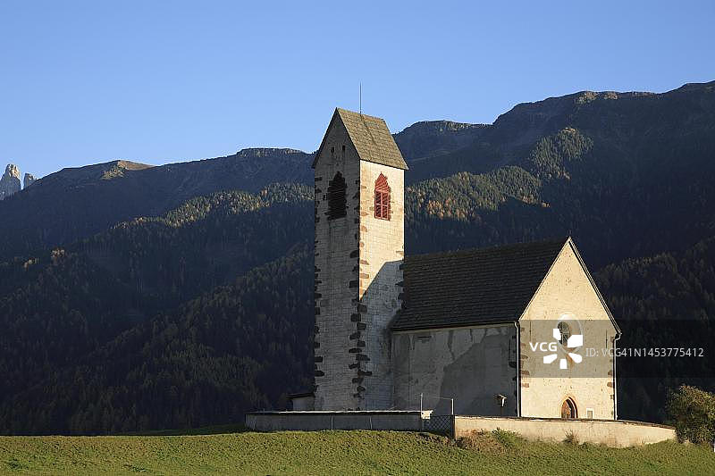 意大利多洛米蒂维尔诺斯山谷圣雅各布教堂图片素材