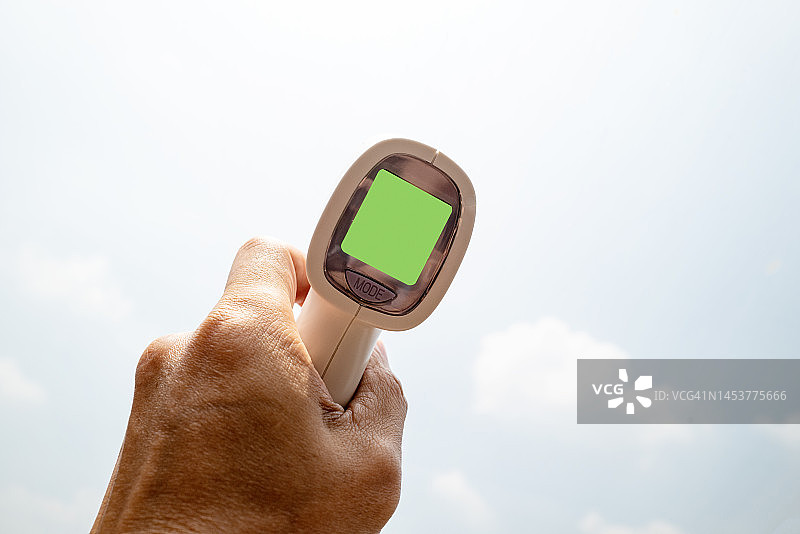 使用电子温度计的手图片素材