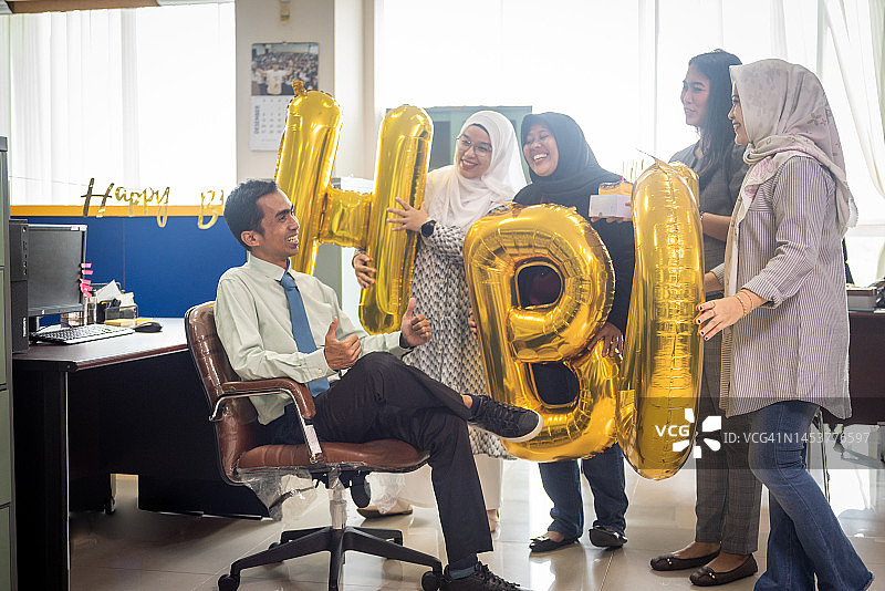 办公室生日惊喜图片素材