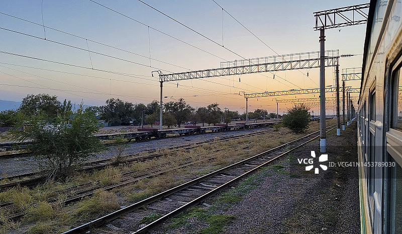 从阿拉伊的希里巴斯陶站看日落，连接阿拉木图到土耳其斯坦的火车，在哈萨克斯坦图片素材