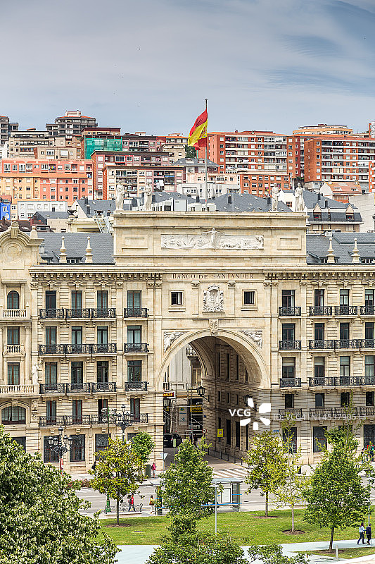 桑坦德，穿过历史悠久的桑坦德银行大楼的门图片素材