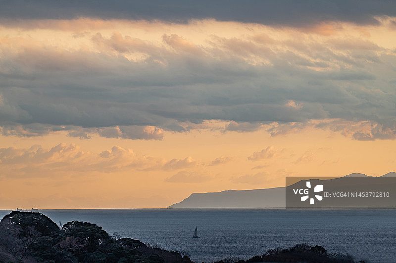 日本神奈川县日落海滩上的帆船图片素材