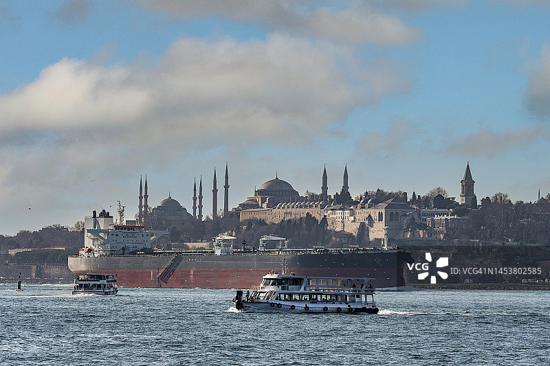 途经土耳其伊斯坦布尔博斯普鲁斯海峡的船舶交通图片素材